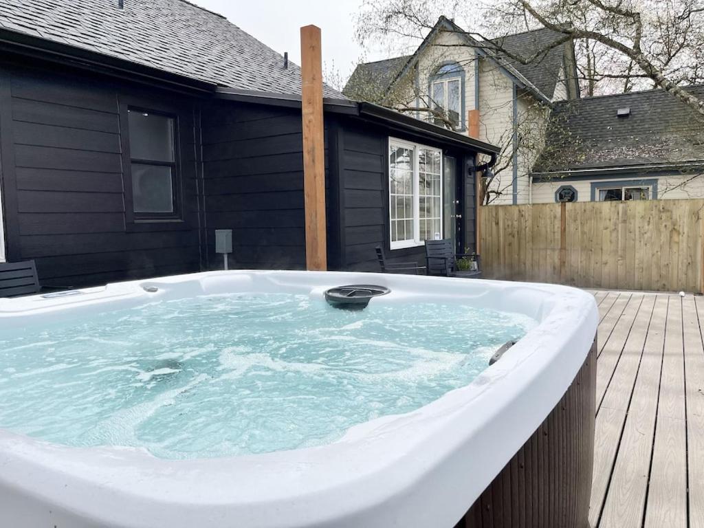 Modern 2 Bedroom Farmhouse Cottage With Hot Tub In Snohomish Zewnętrze zdjęcie